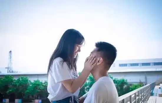 真沒想到婚外情害得我這麼慘，愧對前妻，跪地求原諒