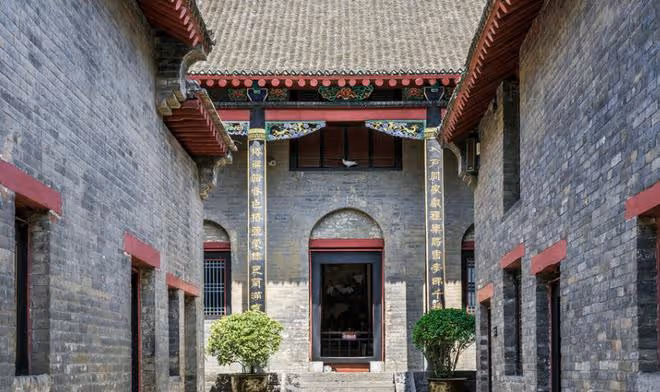 我們村最後一個擁有童養媳的老頭去世了，一生兩個老婆兩個家