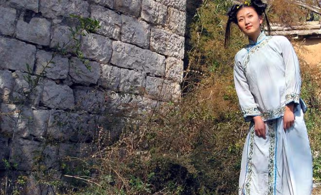 我們村最後一個擁有童養媳的老頭去世了，一生兩個老婆兩個家