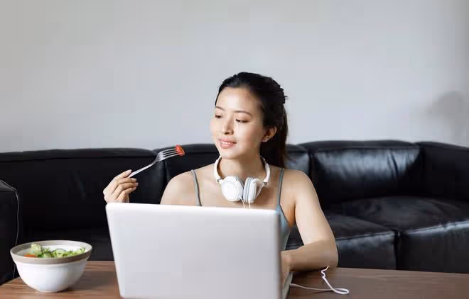 情感故事：與女經理去度假區會客，卻在泳游館與她度過難忘一天