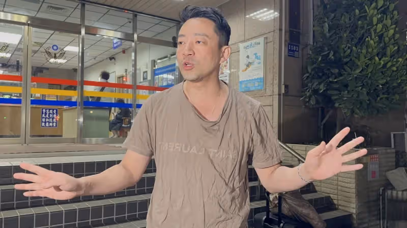 控大S嗑藥！汪小菲突接「神秘電話」　衝出警局未完成報案就閃人