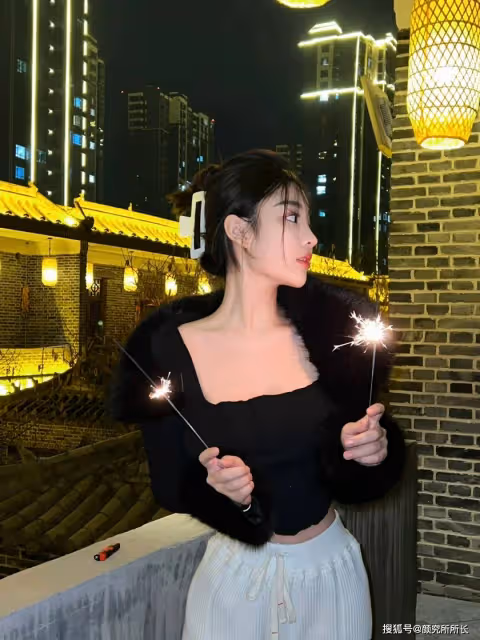36D極品尤物時尚穿搭:黑色緊身上衣 勾勒出曼妙的身材曲線