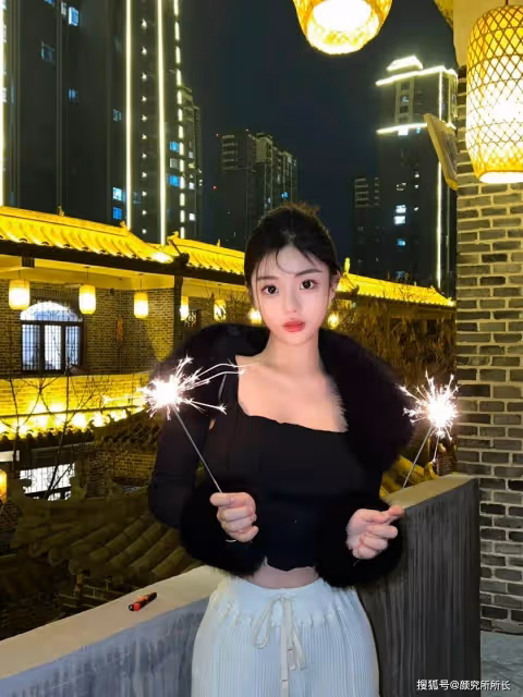 36D極品尤物時尚穿搭:黑色緊身上衣 勾勒出曼妙的身材曲線