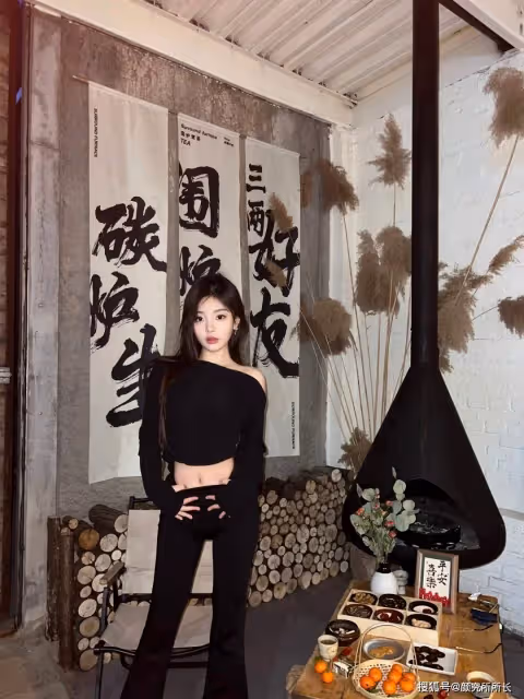 36D極品尤物時尚穿搭:黑色緊身上衣 勾勒出曼妙的身材曲線