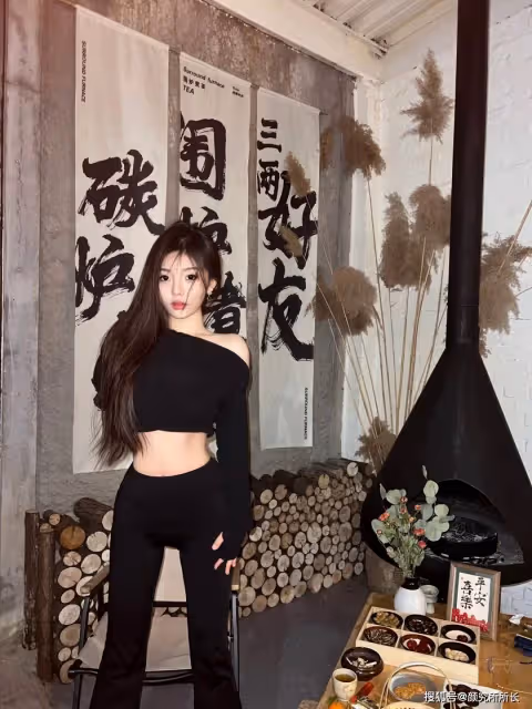 36D極品尤物時尚穿搭:黑色緊身上衣 勾勒出曼妙的身材曲線