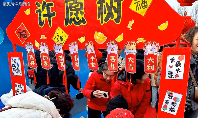 臘月三十除夕夜,「守完歲別急睡,枕下兩物來年富」,指哪2物?