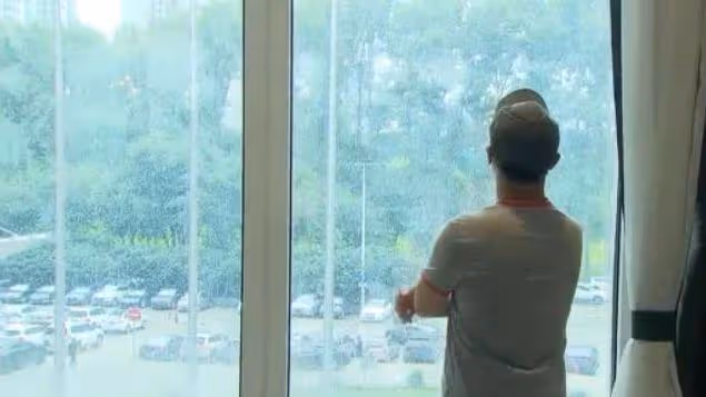 女子不穿裙子,男友懷疑她有病「除了胳膊和脖子沒見過其他部位」