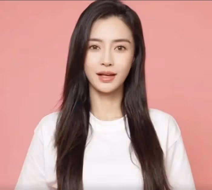 楊穎急於洗白大翻車！拍關愛女性視頻被罵翻，本人看瘋馬秀背刺