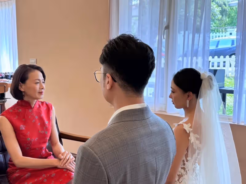 影后嫁女淚崩！柯淑勤陽明山受新人三叩首　叮囑女婿「好好牽她的手」