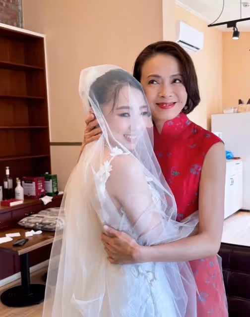 影后嫁女淚崩！柯淑勤陽明山受新人三叩首　叮囑女婿「好好牽她的手」