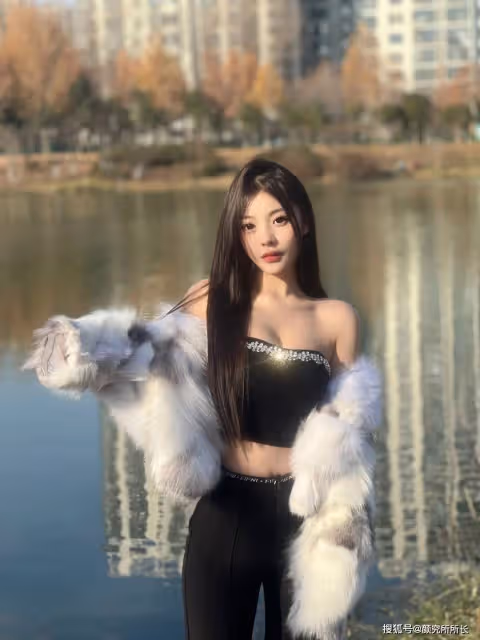 OOTD根本頂不住!36D極品尤物時尚穿搭:貂皮大衣搭配黑色抹胸 性感又迷人
