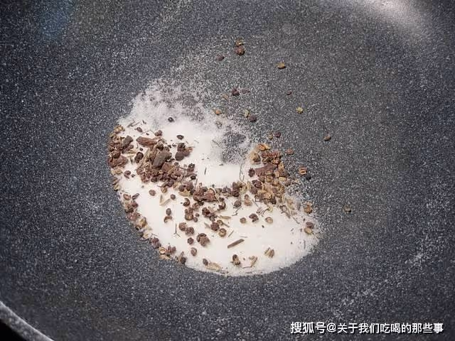 腌鹹肉別直接抹鹽,牢記「1炒2抹3壓」,鹹肉更軟嫩,咸香不肥膩