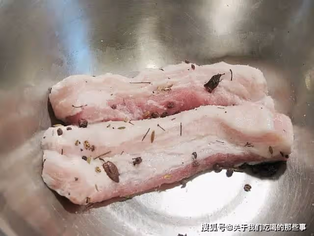 腌鹹肉別直接抹鹽,牢記「1炒2抹3壓」,鹹肉更軟嫩,咸香不肥膩