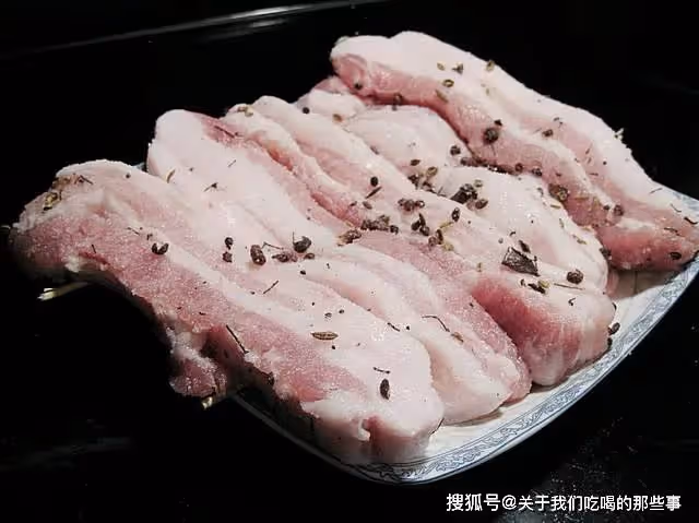腌鹹肉別直接抹鹽,牢記「1炒2抹3壓」,鹹肉更軟嫩,咸香不肥膩