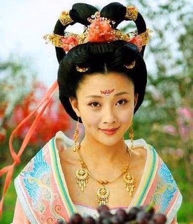 她是「最美楊貴妃」，16歲因太漂亮險些被削鼻，今55歲仍美貌依舊