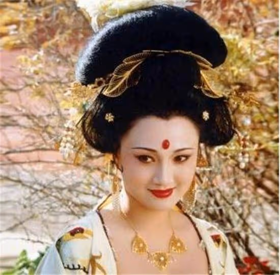 她是「最美楊貴妃」，16歲因太漂亮險些被削鼻，今55歲仍美貌依舊