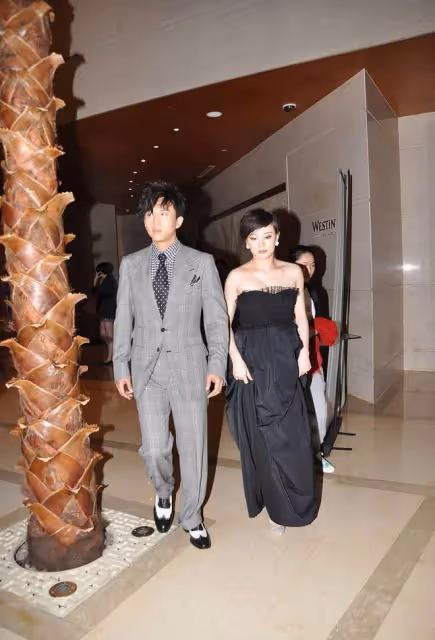 鄧超在老婆孫儷的身邊像個大男孩,手挽孫儷,笑得好幸福