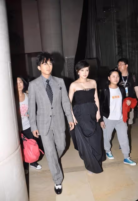 鄧超在老婆孫儷的身邊像個大男孩,手挽孫儷,笑得好幸福