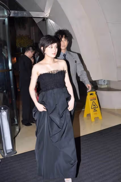 鄧超在老婆孫儷的身邊像個大男孩,手挽孫儷,笑得好幸福