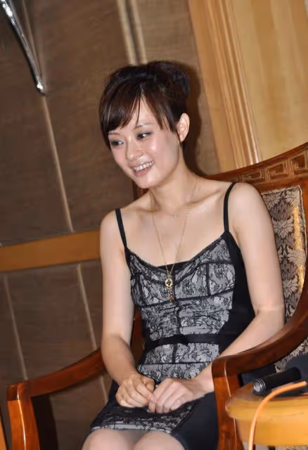 鄧超在老婆孫儷的身邊像個大男孩,手挽孫儷,笑得好幸福