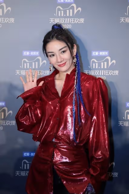 黃奕穿白色有點hold不住,顯得臉色有點黃,還好氣質能壓住