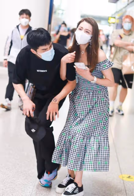 麥迪娜和姜潮出街好恩愛,手挽手並肩走,露肩長裙穿得真挺美