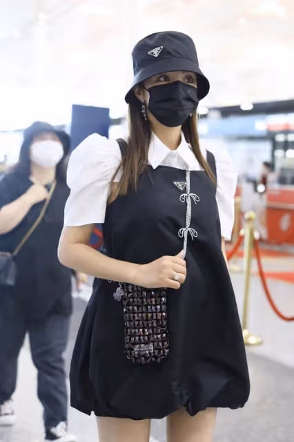 麥迪娜和姜潮出街好恩愛,手挽手並肩走,露肩長裙穿得真挺美