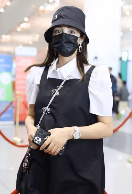 麥迪娜和姜潮出街好恩愛,手挽手並肩走,露肩長裙穿得真挺美