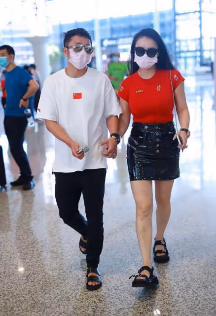 鄒市明太有艷福了,老婆身材這麼誘人,豐滿的穿T恤都要包不住了