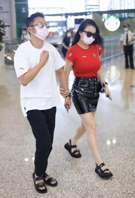 鄒市明太有艷福了,老婆身材這麼誘人,豐滿的穿T恤都要包不住了