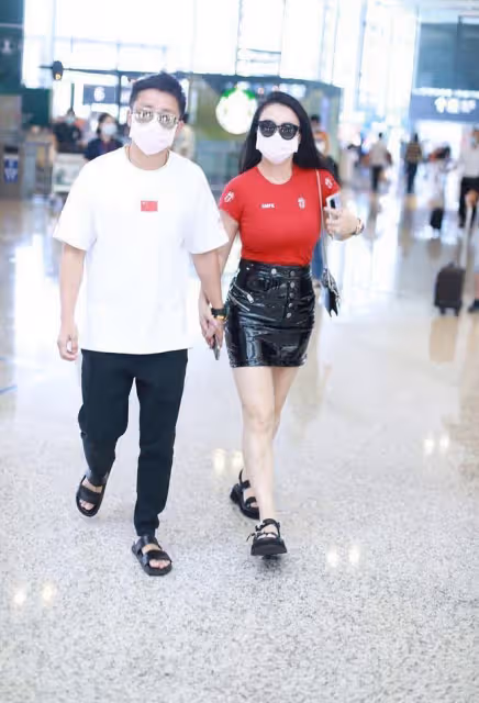 鄒市明太有艷福了,老婆身材這麼誘人,豐滿的穿T恤都要包不住了