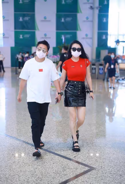 鄒市明太有艷福了,老婆身材這麼誘人,豐滿的穿T恤都要包不住了