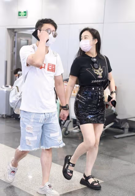 鄒市明太有艷福了,老婆身材這麼誘人,豐滿的穿T恤都要包不住了