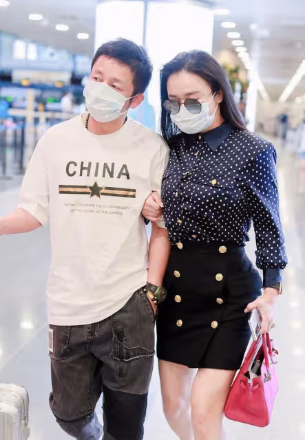 鄒市明太有艷福了,老婆身材這麼誘人,豐滿的穿T恤都要包不住了