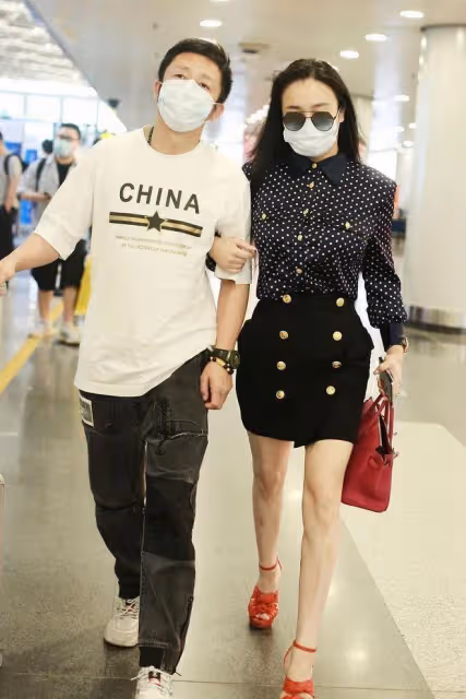 鄒市明太有艷福了,老婆身材這麼誘人,豐滿的穿T恤都要包不住了