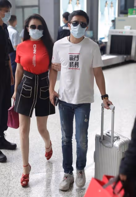 鄒市明太有艷福了,老婆身材這麼誘人,豐滿的穿T恤都要包不住了