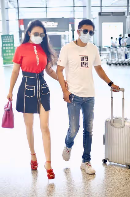 鄒市明太有艷福了,老婆身材這麼誘人,豐滿的穿T恤都要包不住了