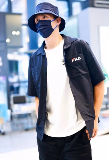 黃景瑜氣場太足,穿白T搭黑色短襯衫,手臂青筋暴起男子氣概爆棚