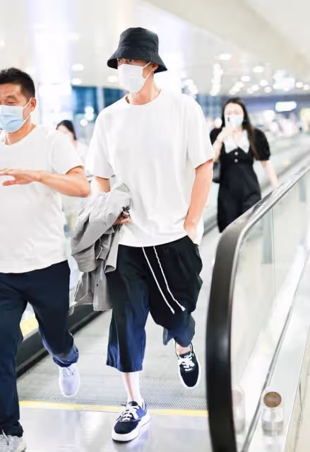 黃景瑜氣場太足,穿白T搭黑色短襯衫,手臂青筋暴起男子氣概爆棚