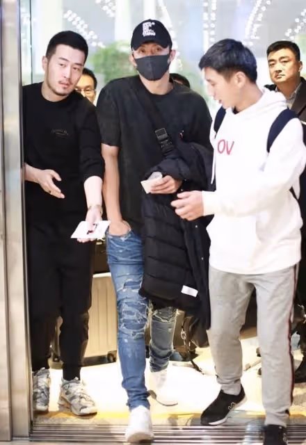 黃景瑜氣場太足,穿白T搭黑色短襯衫,手臂青筋暴起男子氣概爆棚
