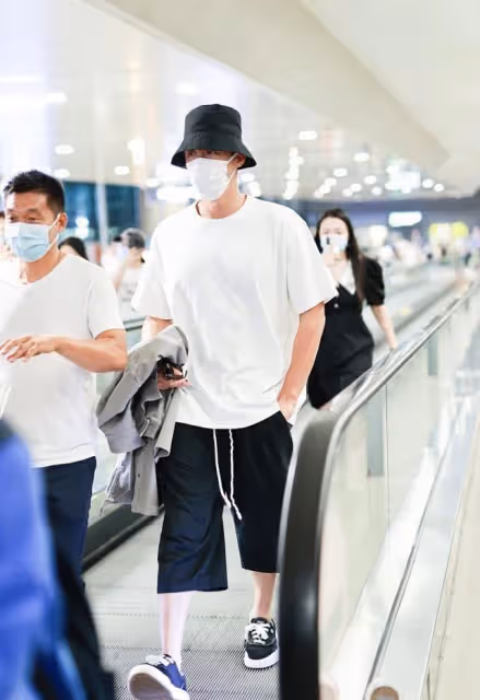 黃景瑜氣場太足,穿白T搭黑色短襯衫,手臂青筋暴起男子氣概爆棚