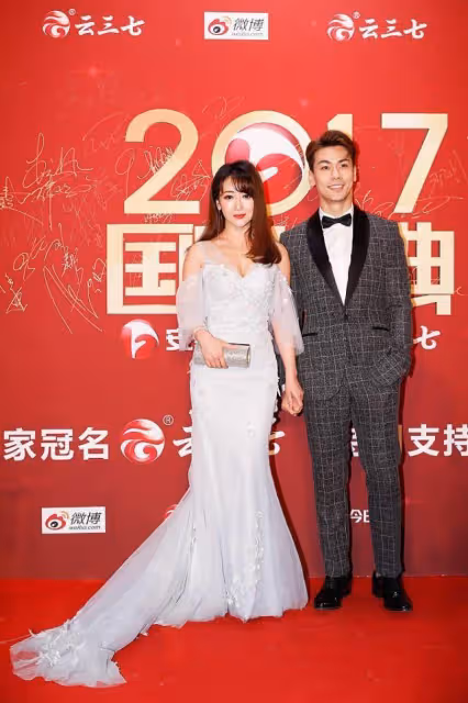 陳紫函與小10歲老公同台秀恩愛,穿白裙大秀事業線,這身材真驚了