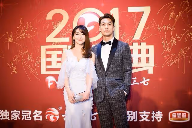 陳紫函與小10歲老公同台秀恩愛,穿白裙大秀事業線,這身材真驚了