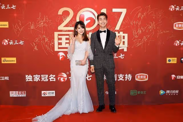 陳紫函與小10歲老公同台秀恩愛,穿白裙大秀事業線,這身材真驚了