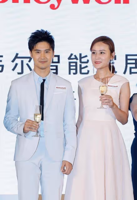 葉一茜和老公田亮同台,膚色比老公都黑,但是穿白裙卻很優雅