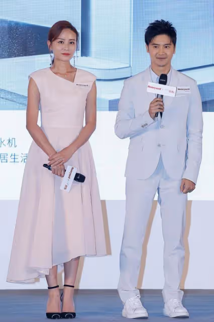 葉一茜和老公田亮同台,膚色比老公都黑,但是穿白裙卻很優雅
