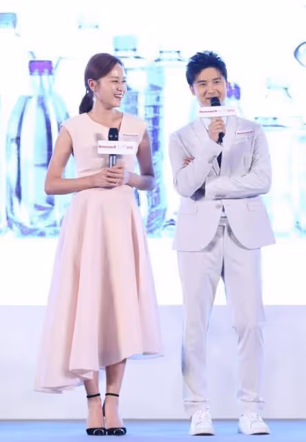 葉一茜和老公田亮同台,膚色比老公都黑,但是穿白裙卻很優雅