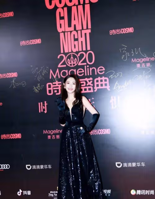 「甜劇女主」邢菲這次美得太驚艷,一襲黑裙氣質好明艷,路轉粉了