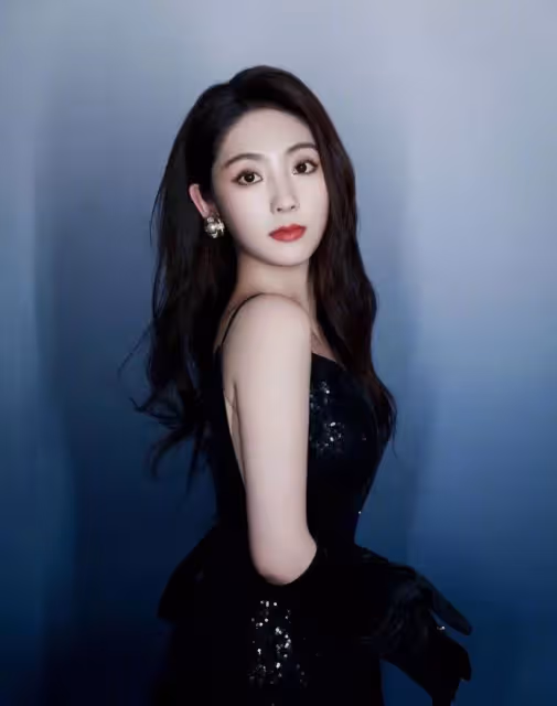 「甜劇女主」邢菲這次美得太驚艷,一襲黑裙氣質好明艷,路轉粉了