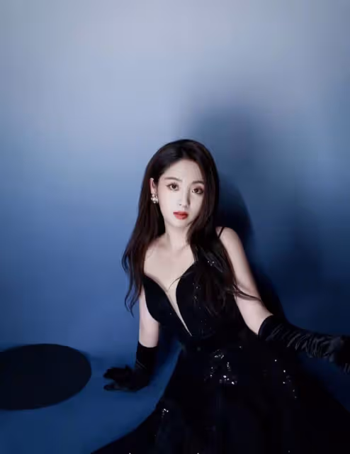 「甜劇女主」邢菲這次美得太驚艷,一襲黑裙氣質好明艷,路轉粉了